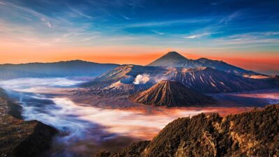 10 Rekomendasi Gunung Terbaik di Indonesia Cocok untuk Hiking
